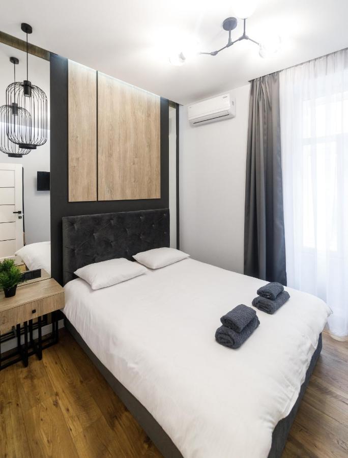 Royal Apartment On Hmelnytskogo 37 リヴィウ エクステリア 写真
